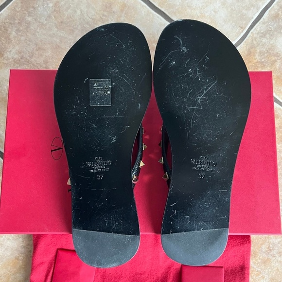 Valentino Garavani Rockstud Leather Flip Flops - Picture 8 of 10